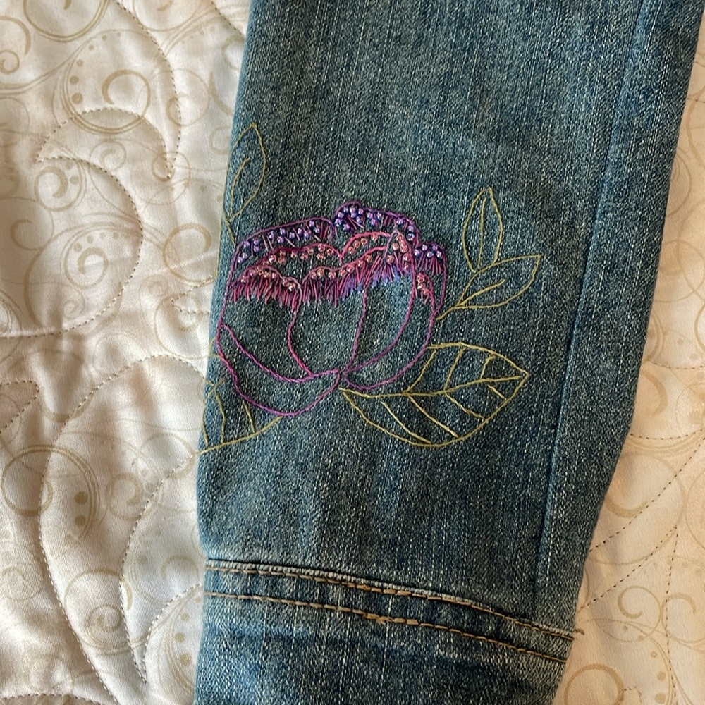 Custom embroidered Jean jacket size medium - Picture 3 of 5